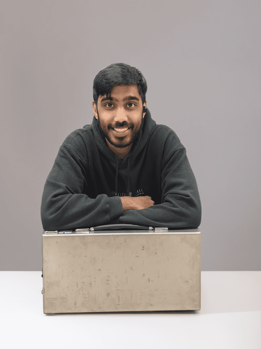 Hellpower Energy Mitarbeiter mit maßgefertigtem Lithium-Akkugehäuse in der Werkstatt