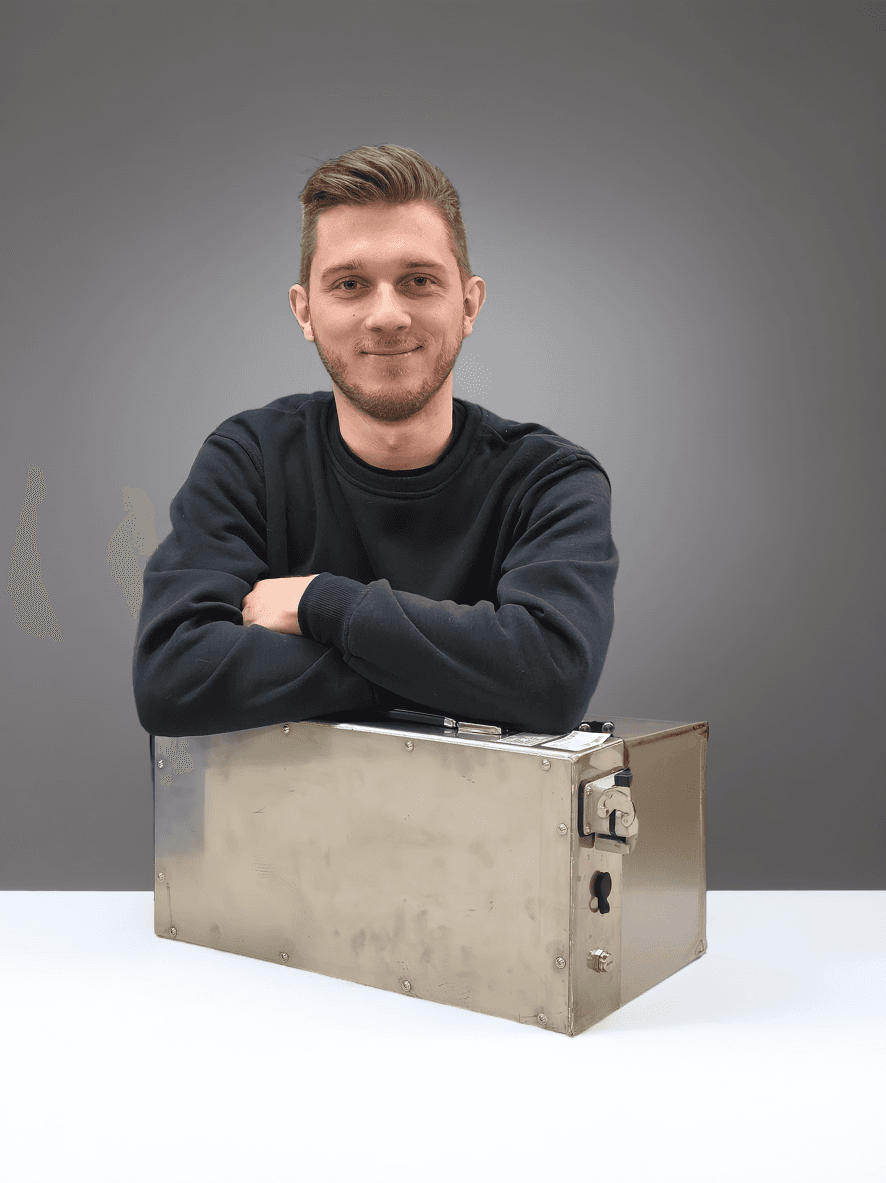 Hellpower Energy Mitarbeiter mit maßgefertigtem Lithium-Akkugehäuse in der Werkstatt